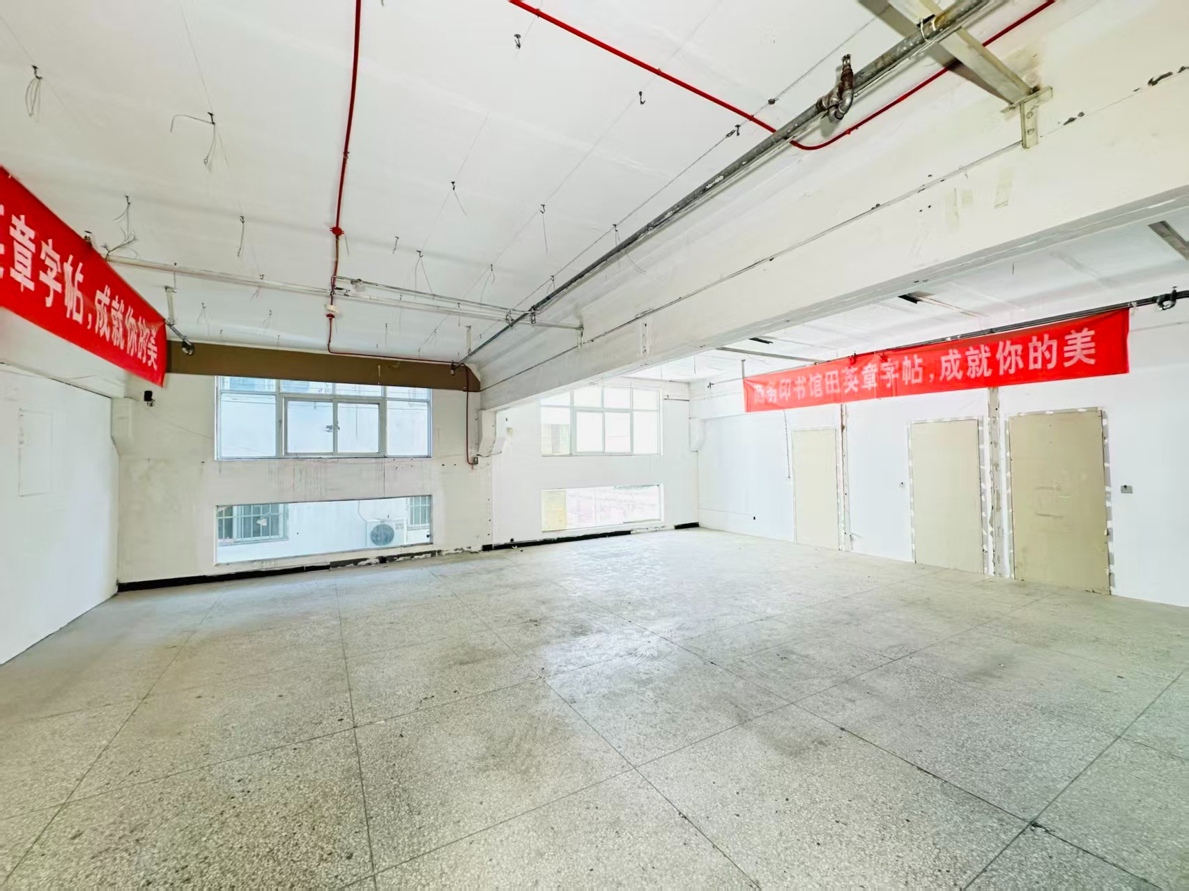 道湛街重点吸引人工智能应用、数字经济、电商直播、智能制造服务、软件开发、科技创新企业及创业团队入驻